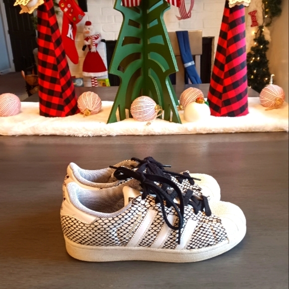 Mens Adidas SuperstarBlack and White Sneakers. Size 6.5. excellent condition